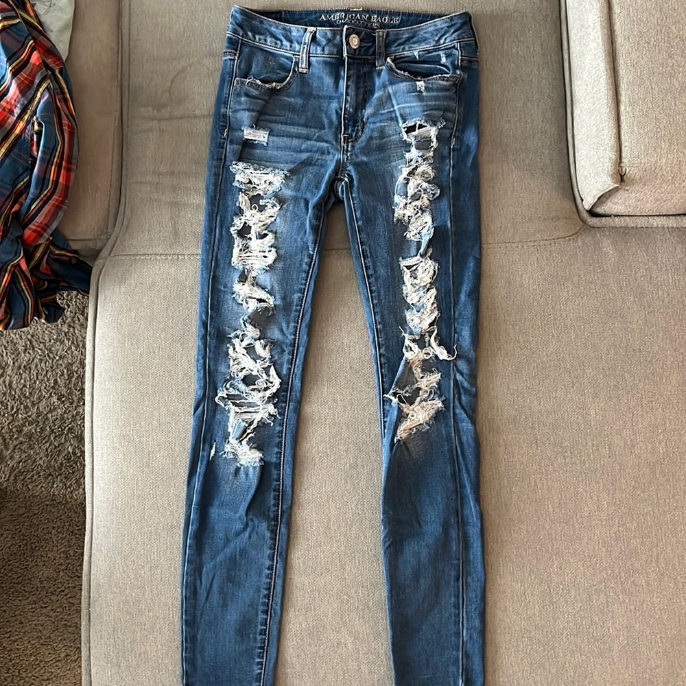 High rise distressed jegging. Size 4. American Eagle. Super stretch